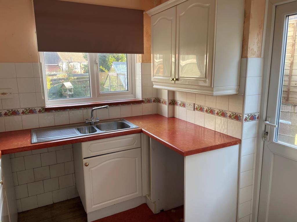 Lot: 77 - HOUSE WITH DRIVEWAY AND GARDENS IN NEED OF UPDATING -